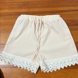 Lace Trim Cream Shorts. Size small